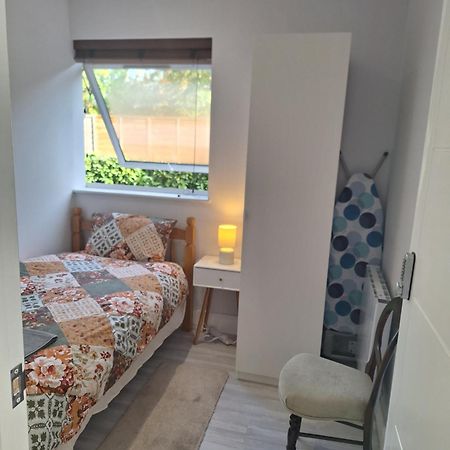 Budget Single Room Only For One Adult - Shared Flat Northolt  Buitenkant foto