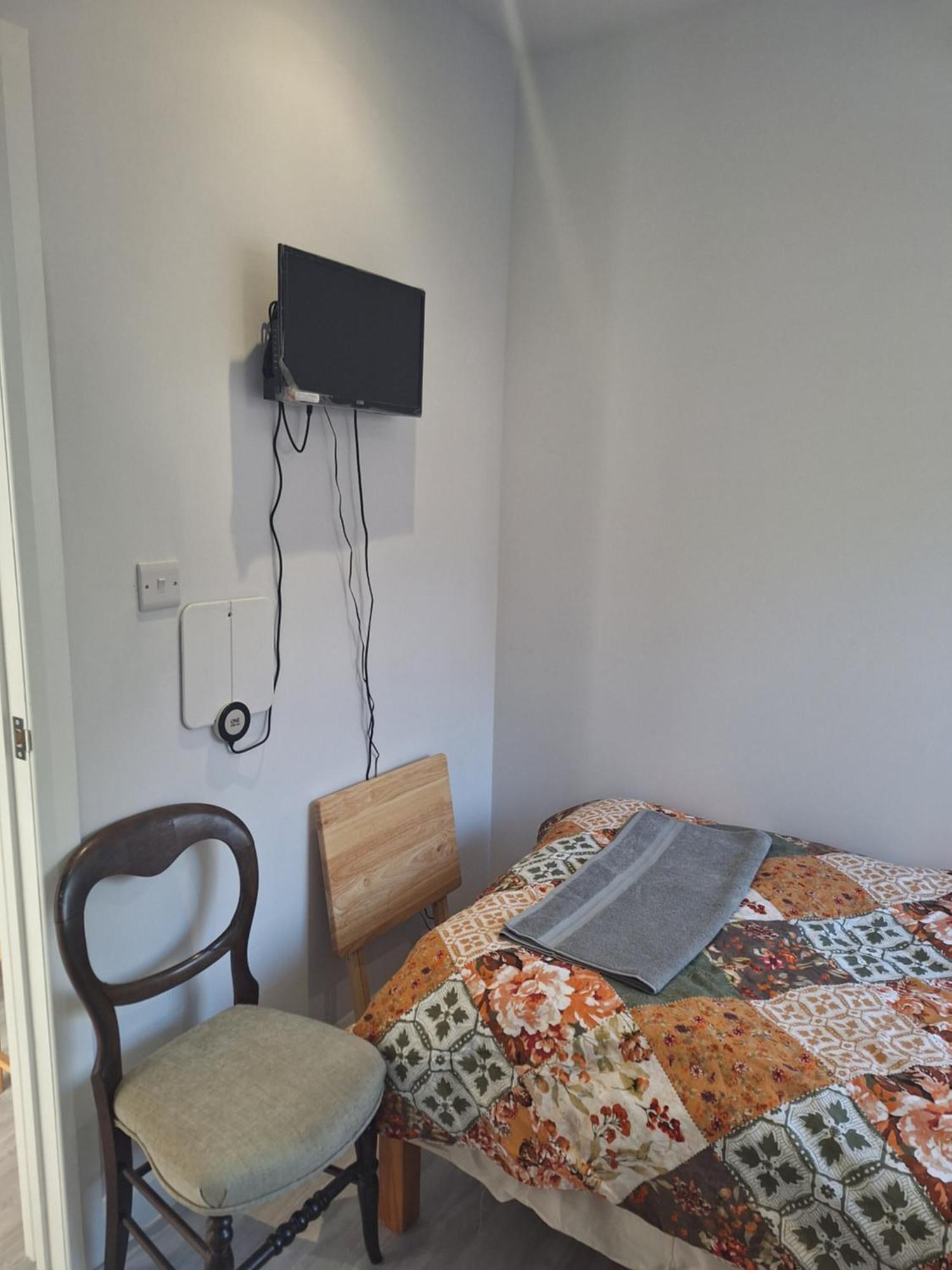 Budget Single Room Only For One Adult - Shared Flat Northolt  Buitenkant foto
