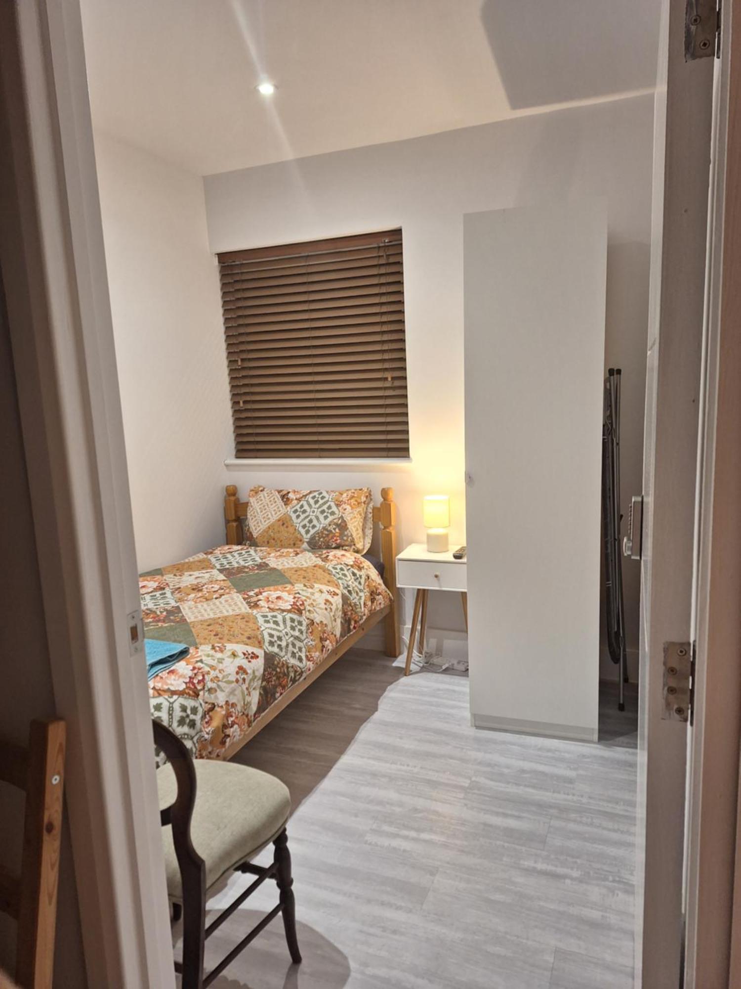 Budget Single Room Only For One Adult - Shared Flat Northolt  Buitenkant foto