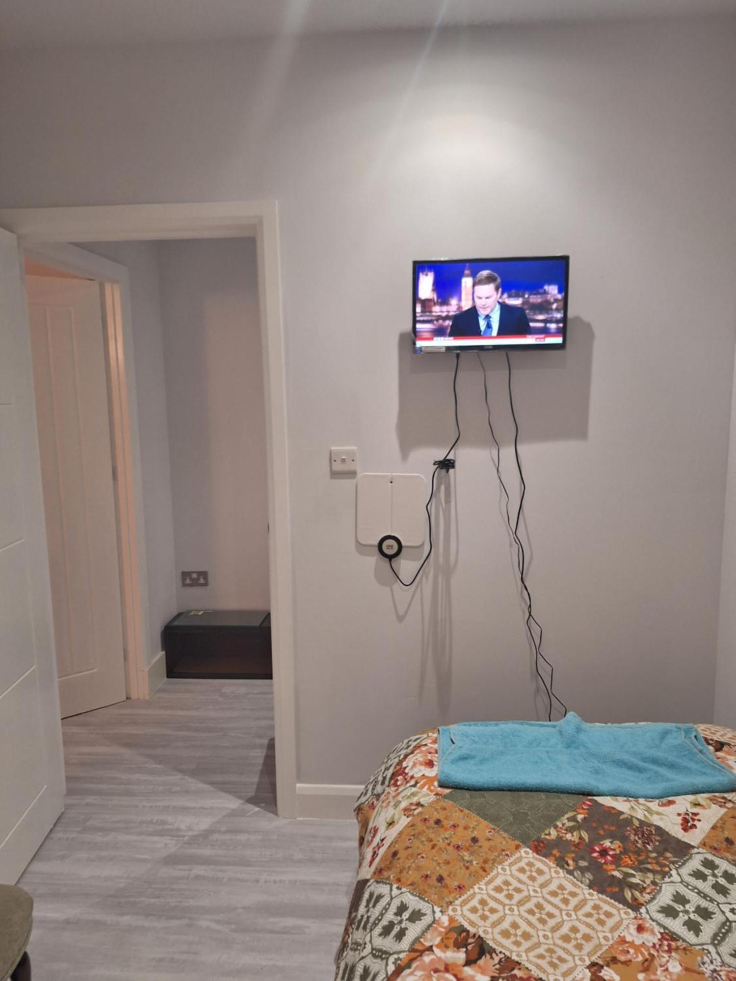 Budget Single Room Only For One Adult - Shared Flat Northolt  Buitenkant foto