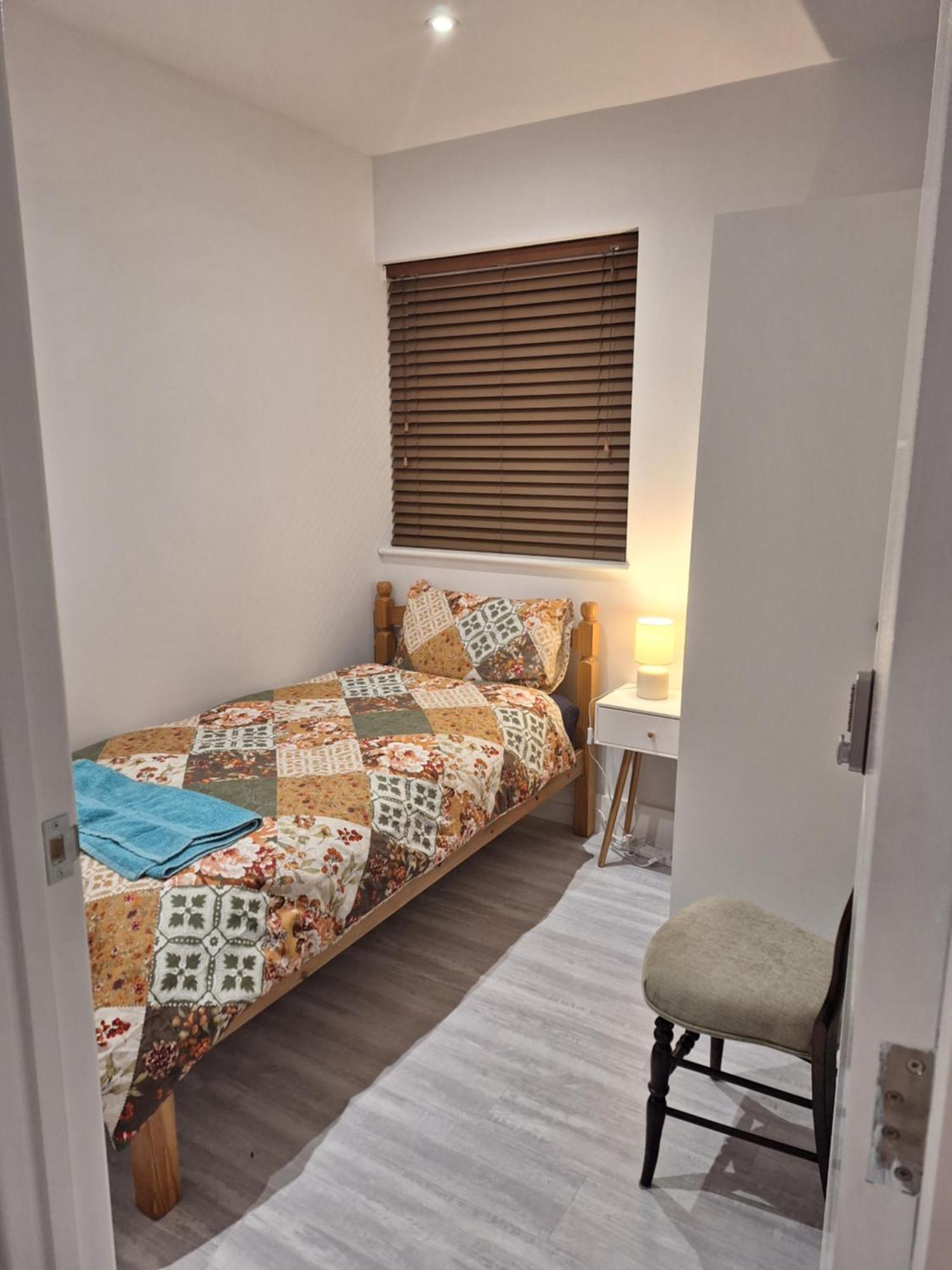 Budget Single Room Only For One Adult - Shared Flat Northolt  Buitenkant foto